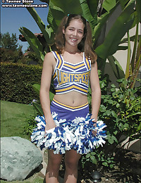 Cute cheerleader chick stripp...