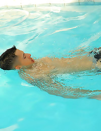 Sexy swimming boy strokes coc...