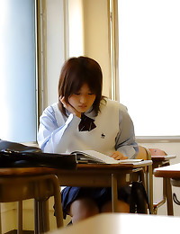Upskirt with Japanese teen