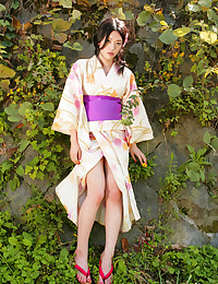 Watch this Asian hottie take off her kimono.